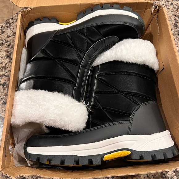 NEW Snow boot - Picture 1 of 6